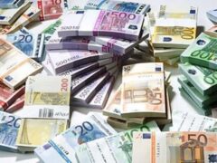 Per i cittadini i soldi non ci sono mai Per i cittadini i soldi non ci sono mai
