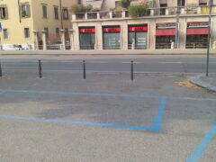 Barriere e decoro: eliminare gli stalli blu da rampe, attraversamenti e porte in via Pallone Barriere e decoro: eliminare gli stalli blu da rampe, attraversamenti e porte in via Pallone