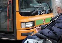 Via le barriere architettoniche. Anche dai bus Via le barriere architettoniche. Anche dai bus