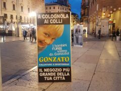 Totem commerciali o statua di Dall’Oca? La giunta vada a spasso per il centro e veda lo scempio del nostro centro storico Totem commerciali o statua di Dall’Oca? La giunta vada a spasso per il centro e veda lo scempio del nostro centro storico