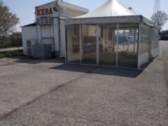 DEGRADO CHIOSCO ABBANDONATO DI VIA MONTELUNGO: ORA ANCHE I BIVACCHI DEGRADO CHIOSCO ABBANDONATO DI VIA MONTELUNGO: ORA ANCHE I BIVACCHI