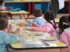 Colpo gobbo del centrodestra a danno delle famiglie: aumentano anche le mense scolastiche. E si attendono sorprese anche sul fronte del trasporto scolastico Colpo gobbo del centrodestra a danno delle famiglie: aumentano anche le mense scolastiche. E si attendono sorprese anche sul fronte del trasporto scolastico