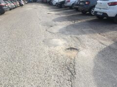 Ripulito il parcheggio libero adiacente a Città di Nimes, ora serve una riasfaltatura integrale Ripulito il parcheggio libero adiacente a Città di Nimes, ora serve una riasfaltatura integrale