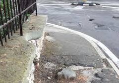 Cadute su strade e marciapiedi dissestati: campanello d’allarme, serve una campagna vasta di asfaltature Cadute su strade e marciapiedi dissestati: campanello d’allarme, serve una campagna vasta di asfaltature