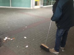 Sporcizia sotto i portici di via Faliero: mentre Comune e Agec litigano, i cittadini fanno da soli Sporcizia sotto i portici di via Faliero: mentre Comune e Agec litigano, i cittadini fanno da soli