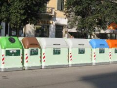 Nuovi cassonetti fermano i pendolari dei rifiuti ma non risolvono i problemi dei quartieri Nuovi cassonetti fermano i pendolari dei rifiuti ma non risolvono i problemi dei quartieri