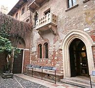 Riordino ingressi casa di Giulietta: la disorganizzazione e le scelte sbagliate fanno più guai del Covid Riordino ingressi casa di Giulietta: la disorganizzazione e le scelte sbagliate fanno più guai del Covid