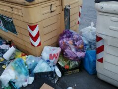 Isole di cassonetti trasformate in discariche: l’amministrazione posizioni le telecamere Isole di cassonetti trasformate in discariche: l’amministrazione posizioni le telecamere
