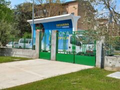 A DIECI ANNI DAL TERREMOTO E DOPO TRE MESI DAL RITORNO DELLE CLASSI “INAUGURA” LA SCUOLA DI PARONA A DIECI ANNI DAL TERREMOTO E DOPO TRE MESI DAL RITORNO DELLE CLASSI “INAUGURA” LA SCUOLA DI PARONA