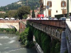 Camminamento lungo Rigaste Redentore  Il Comune valuti la fattibilità di un camminamento pedonale sospeso sul fiume Adige nella zona del Teatro Romano/Ponte Pietra